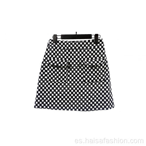 Falda de mujer con estampado de lunares en blanco y negro